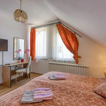 לינה וארוחת בוקר Centar