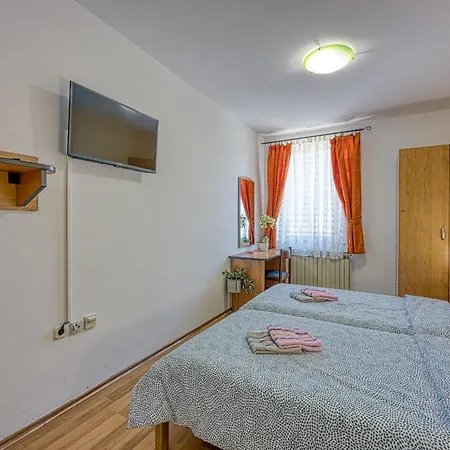 Centar Bed & Breakfast 3*